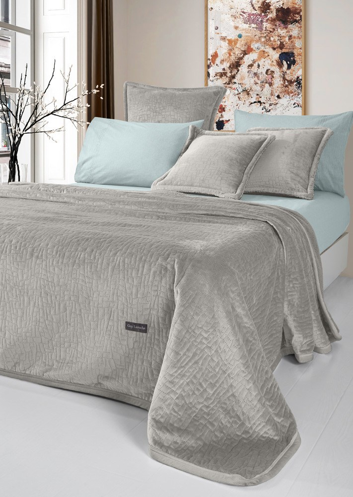 Guy Laroche - ΣΗΜΑΝΤΙΚΟ: Σε περίπτωση διαφοράς τιμής από το κατάστημα ισχύει παντα και μόνο η τιμή του καταστήματος Σετ Κουβέρτα Βελουτέ Ημίδιπλη και Μαξιλαροθήκη Διακόσμη