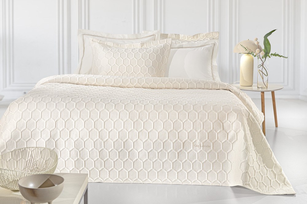 Κουβερλί, Παπλωματοθήκες Anesis Home - ΣΗΜΑΝΤΙΚΟ: Σε περίπτωση διαφοράς τιμής από το κατάστημα ισχύει παντα και μόνο η τιμή του καταστήματος Σετ Κουβερλί King Size 3 Τεμαχίων Guy Laroche Hive Ecru