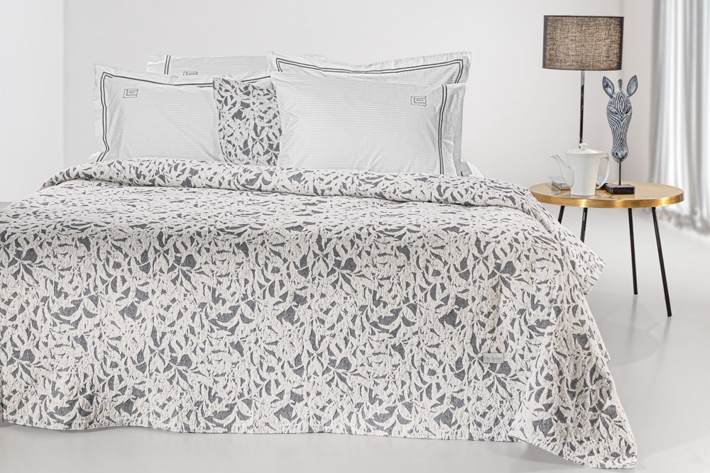 Guy Laroche - ΣΗΜΑΝΤΙΚΟ: Σε περίπτωση διαφοράς τιμής από το κατάστημα ισχύει παντα και μόνο η τιμή του καταστήματος Κουβέρτα Guy Laroche Blosson Smoke 260x250