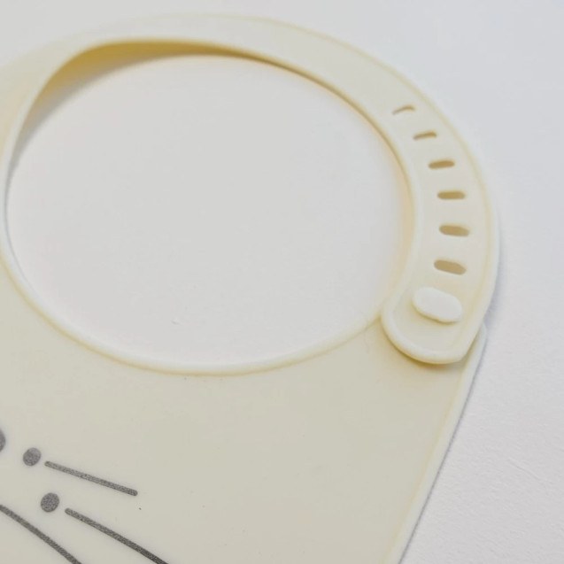 Σαλιάρα σιλικόνης Cat εκρού της Trois Kilos Sept