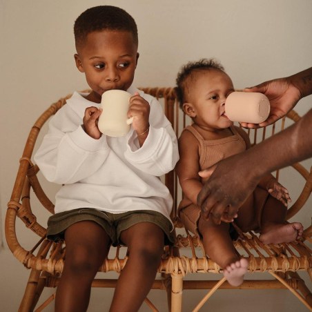 Ποτηράκι Σιλικόνης με Χερούλια και Καλαμάκι Blush - Mushie