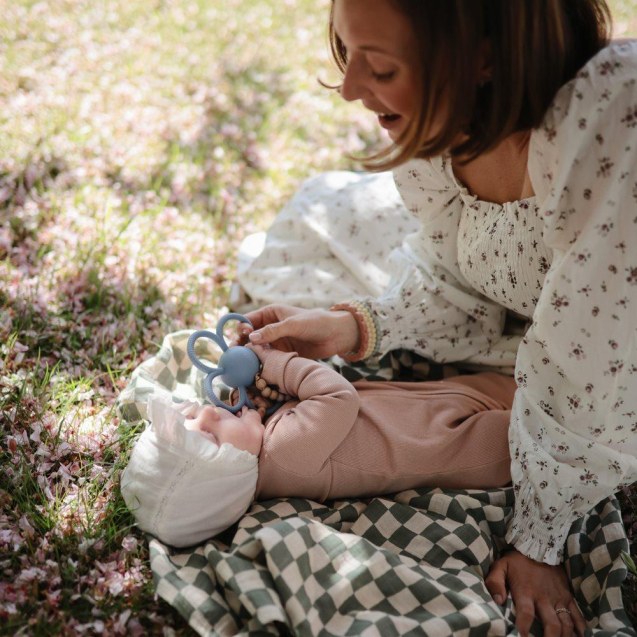 Μασητική Κουδουνίστρα Daisy Faded Denim - Mushie