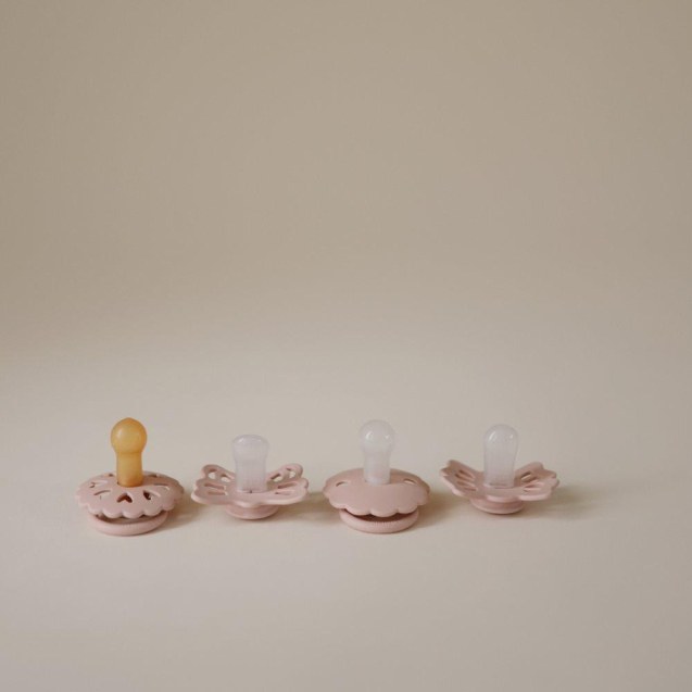 Σετ 4 Πιπίλες FRIGG - Floral Heart Blush 0-6 Μηνών