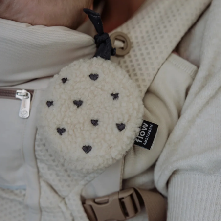 Υφασμάτινο Παιχνίδι Flow Billy Με Λευκούς Ήχους Για Καρότσι Καρδούλες