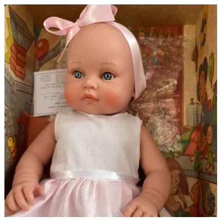 Κούκλα Magic Baby Alicia Με Λευκό Φόρεμα Και Μεγάλο Ροζ Φιόγκο 45εκ. MB46720