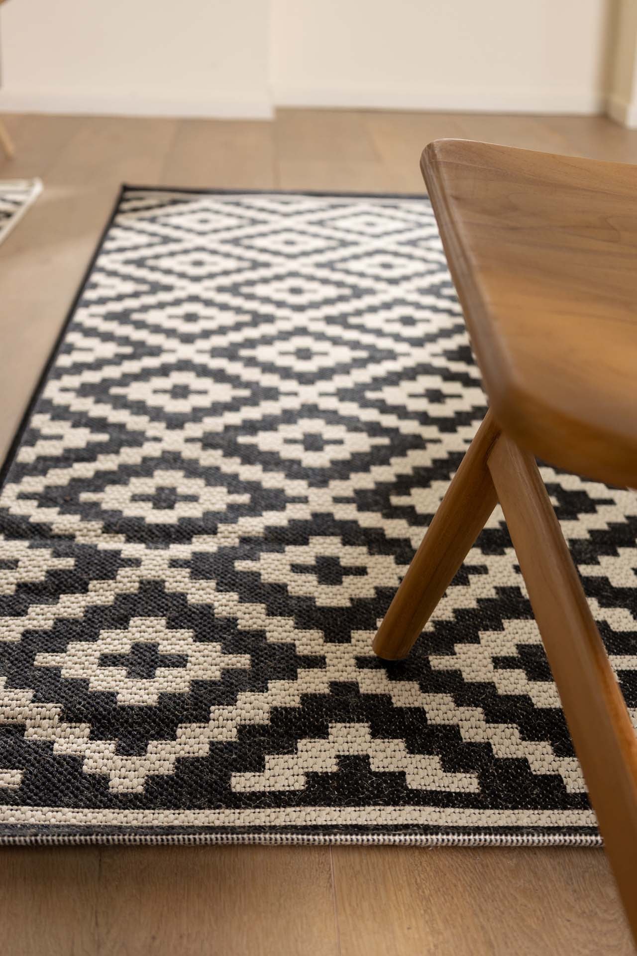 Χαλιά Anesis Home - ΣΗΜΑΝΤΙΚΟ: Σε περίπτωση διαφοράς τιμής από το κατάστημα ισχύει παντα και μόνο η τιμή του καταστήματος Ψάθα Flox 721K BLACK Royal Carpet - 160 x 230 cm-16FLO7
